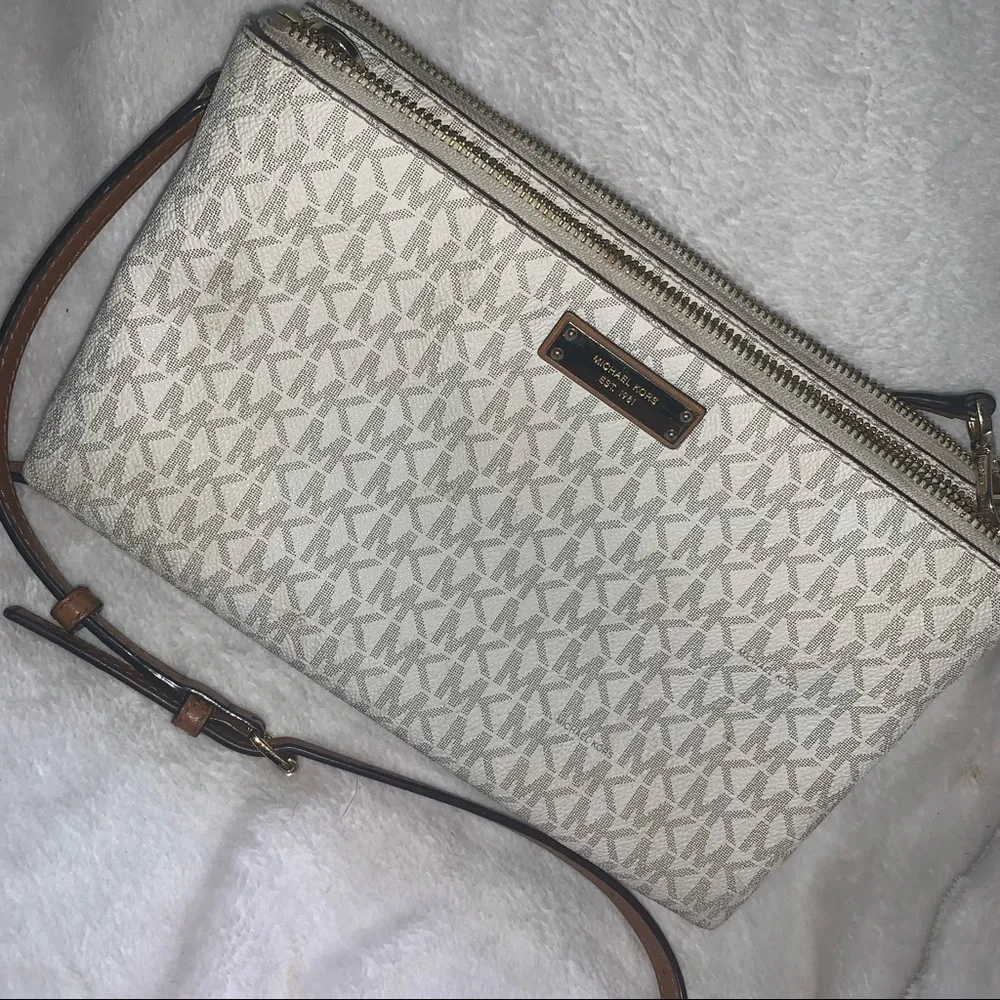 Michael Kors crossover purse - Picture 2 of 4